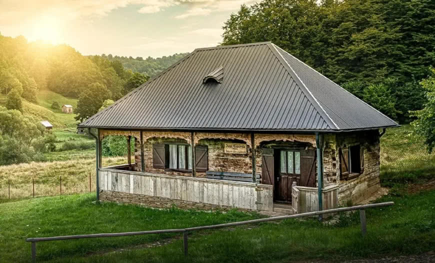 Blacha trapezowa, blachodachówka czy rąbek stojący? Wybór pokrycia dachowego krok po kroku